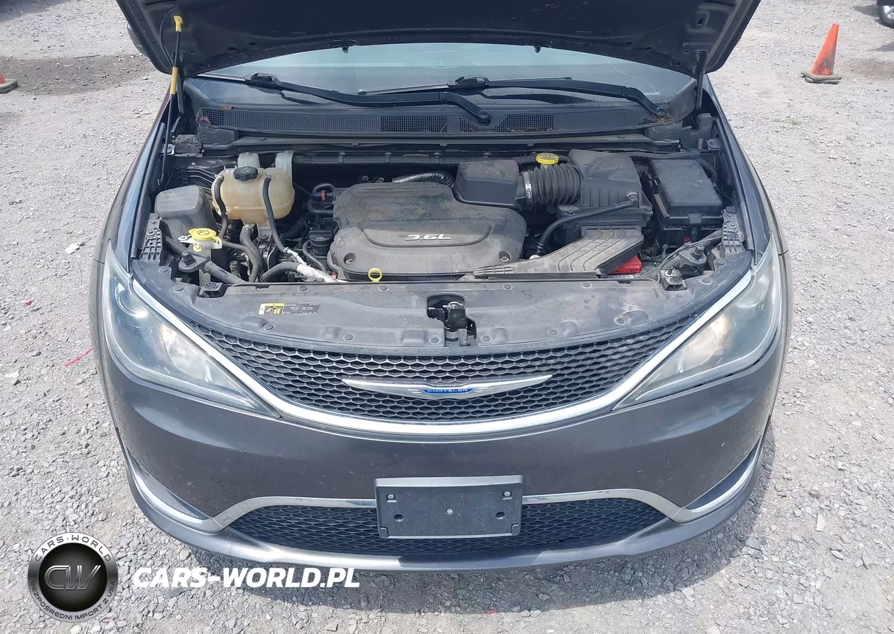 2018 Chrysler Pacifica Touring L VIN:2C4RC1BG5JR211197 - 10