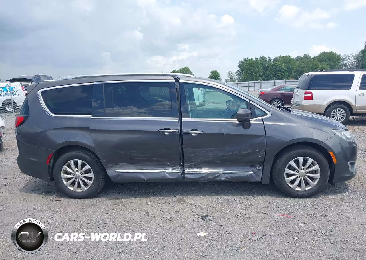 2018 Chrysler Pacifica Touring L VIN:2C4RC1BG5JR211197 - 13