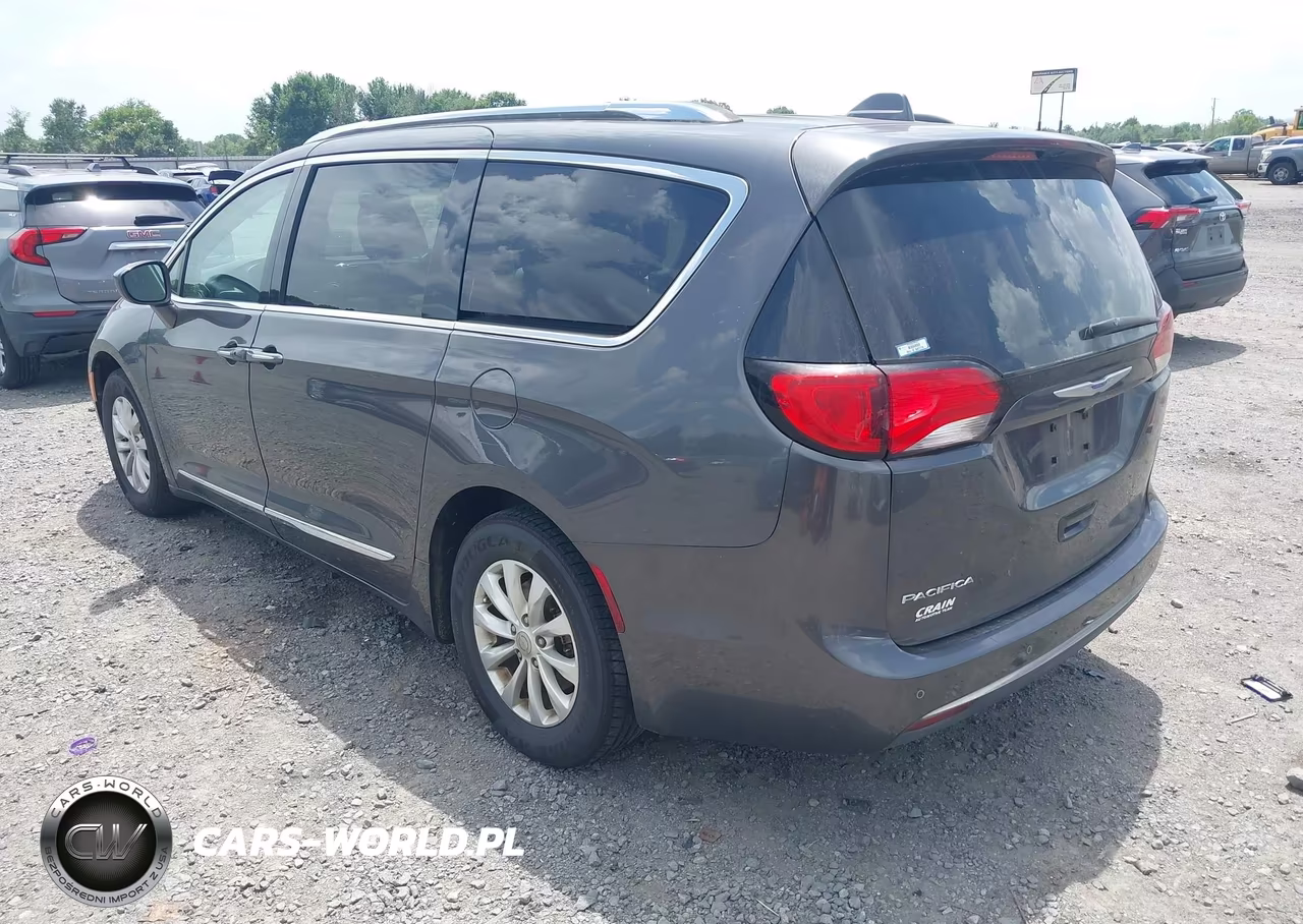 2018 Chrysler Pacifica Touring L VIN:2C4RC1BG5JR211197 - 3