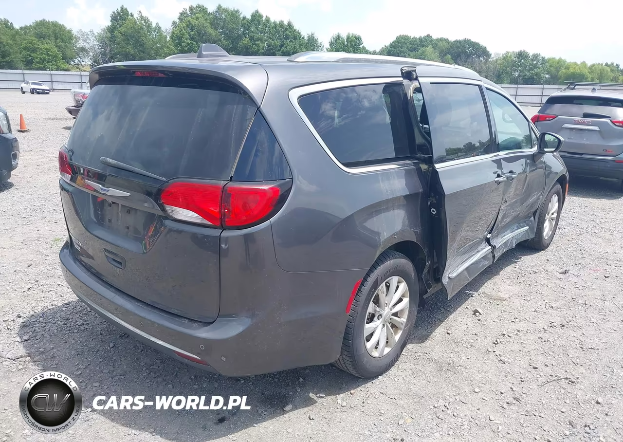 2018 Chrysler Pacifica Touring L VIN:2C4RC1BG5JR211197 - 4