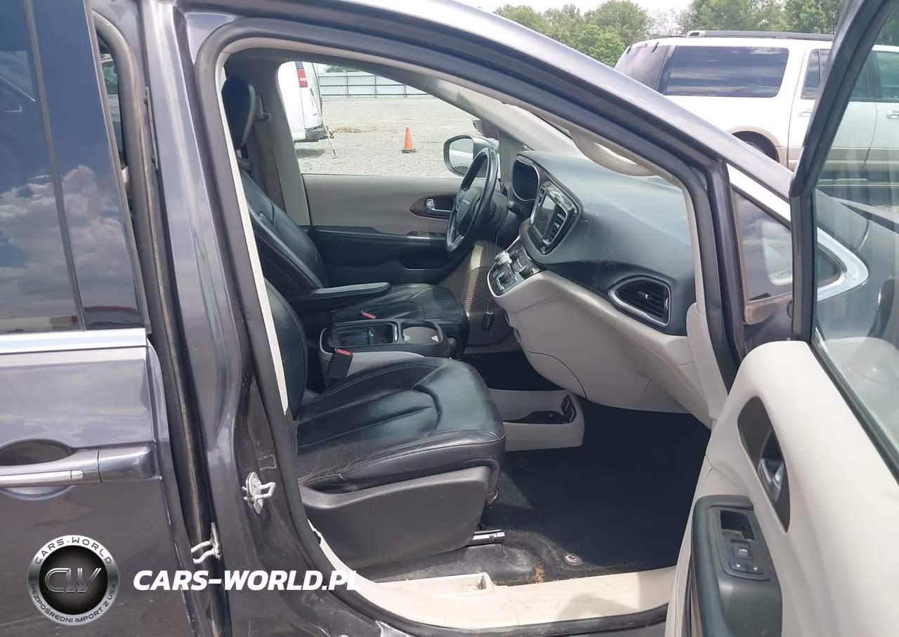 2018 Chrysler Pacifica Touring L VIN:2C4RC1BG5JR211197 - 5