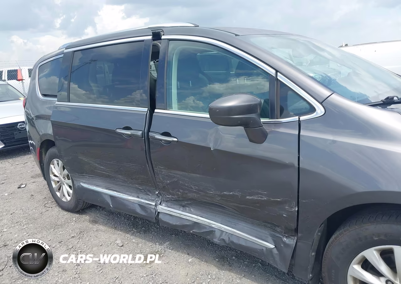 2018 Chrysler Pacifica Touring L VIN:2C4RC1BG5JR211197 - 6