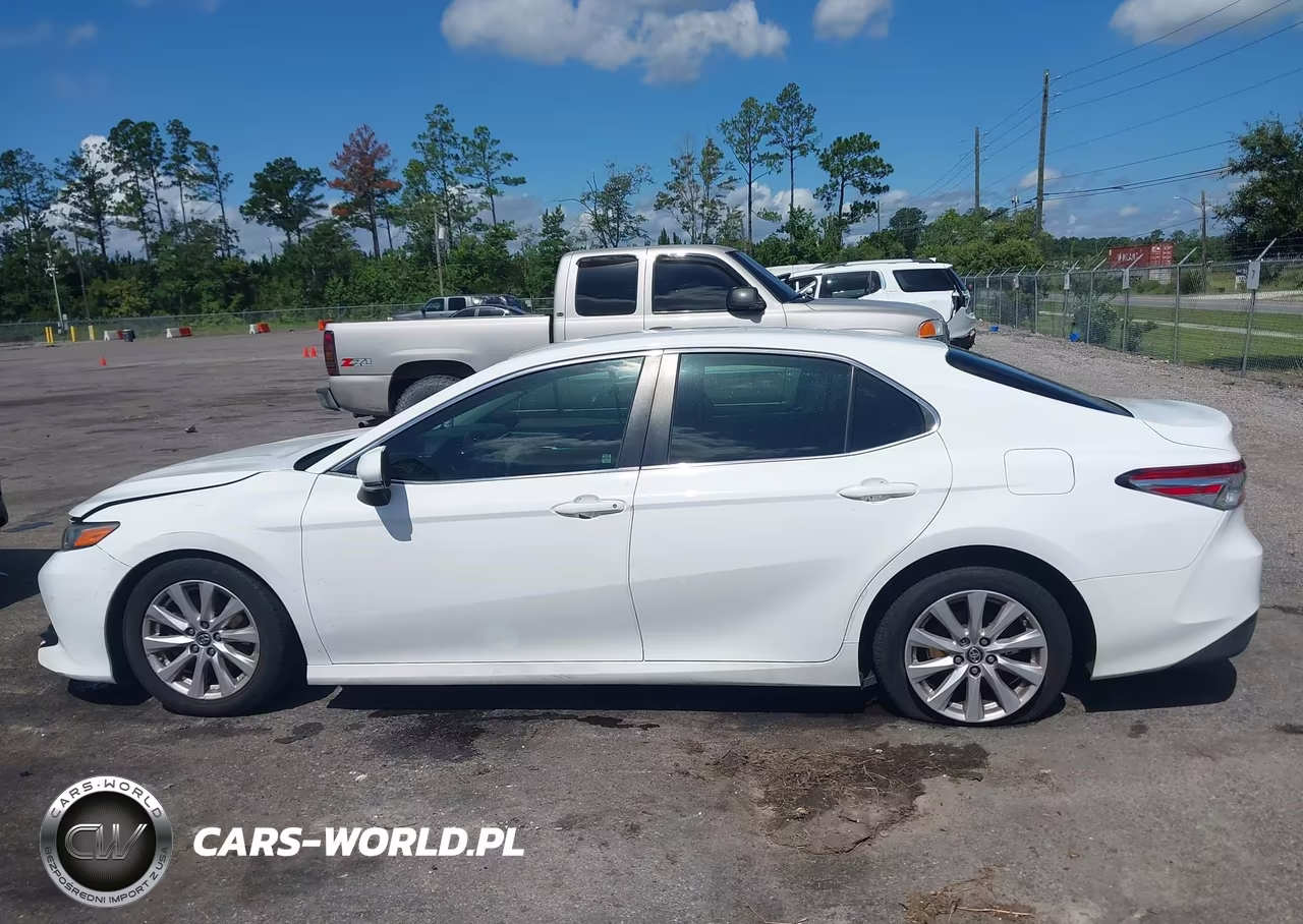 2018 Toyota Camry Le VIN:4T1B11HK5JU034541 - 14