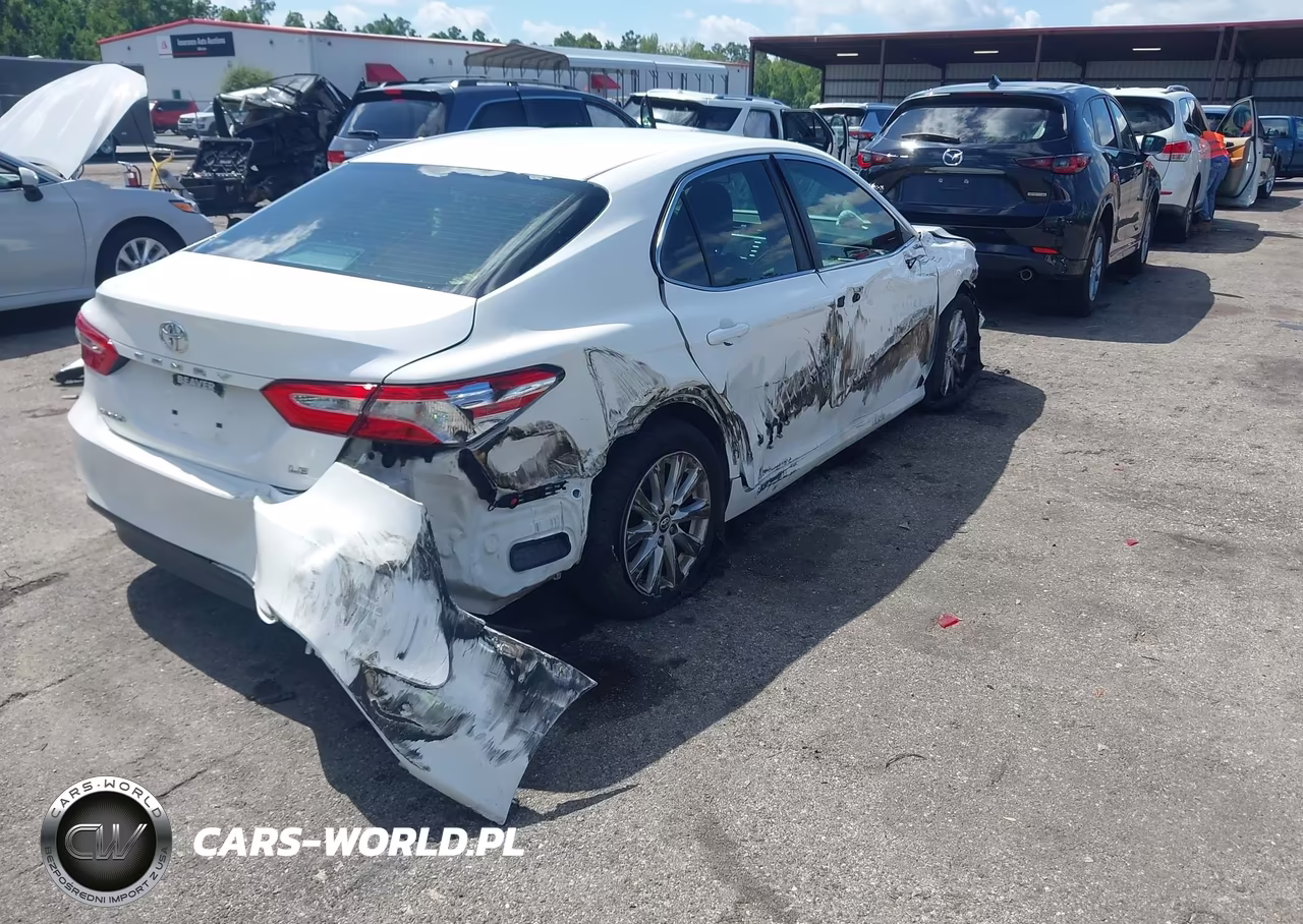 2018 Toyota Camry Le VIN:4T1B11HK5JU034541 - 4