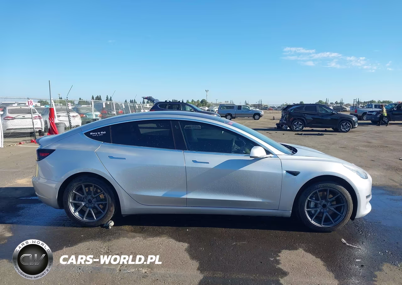 2018 Tesla Model 3 Long Range-Mid Range VIN:5YJ3E1EA7JF011649 - 11