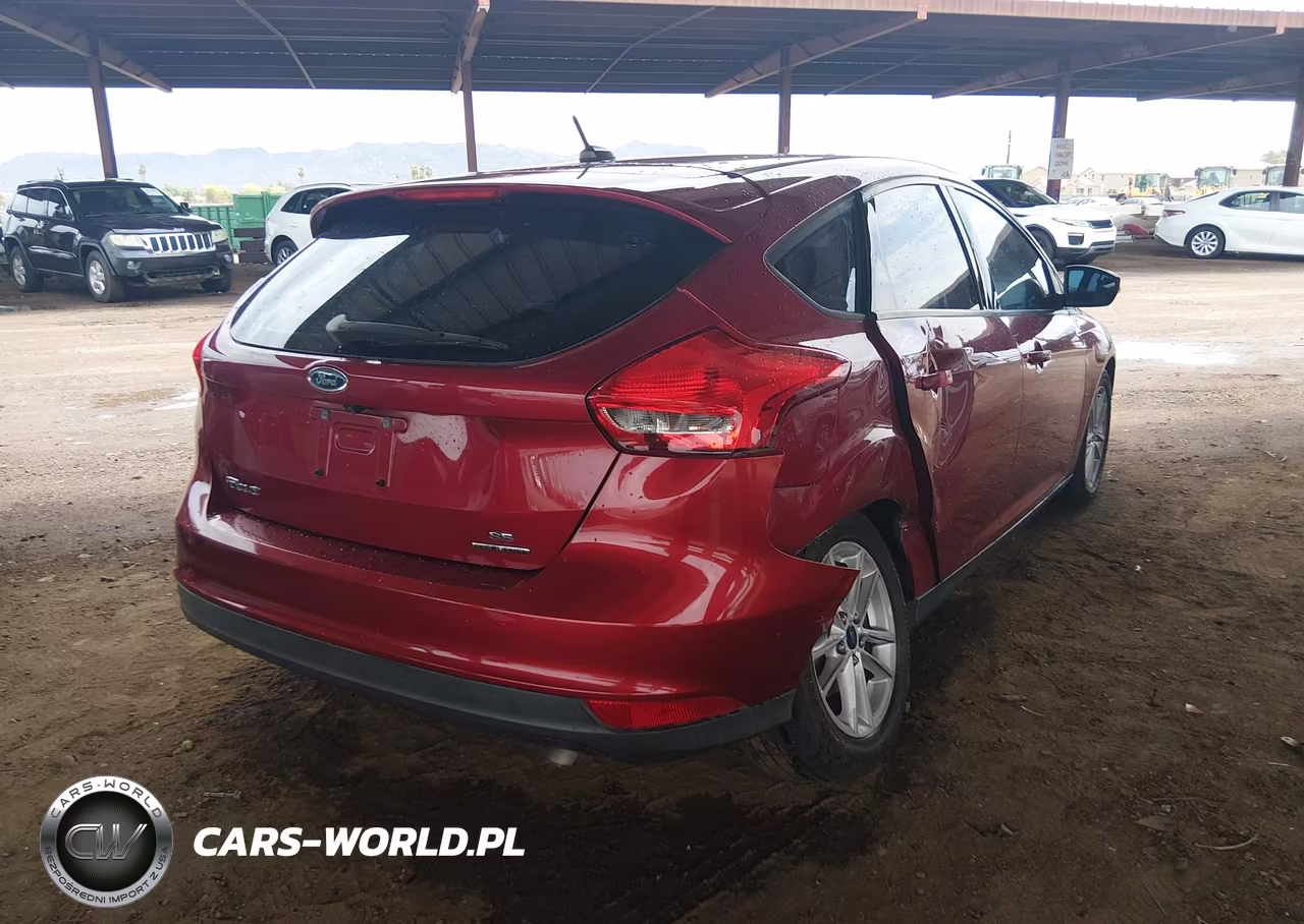 2015 Ford Focus Se VIN:1FADP3K27FL358318 - 4