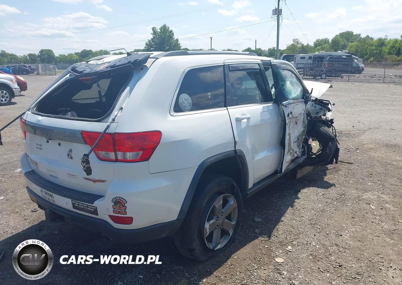 2013 Jeep Grand Cherokee Laredo Trailhawk VIN:1C4RJFAT2DC615640 - 4