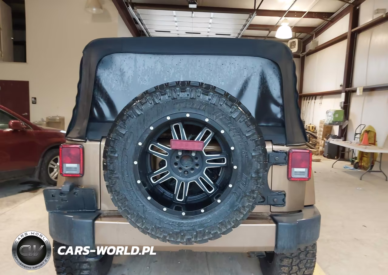 2015 Jeep Wrangler Unlimited Sahara VIN:1C4BJWEG1FL624038 - 16