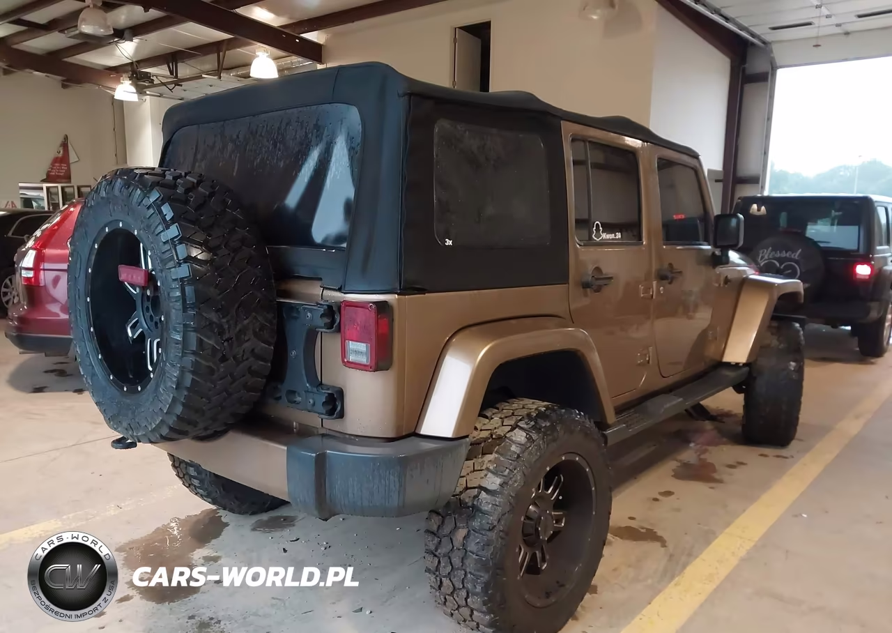 2015 Jeep Wrangler Unlimited Sahara VIN:1C4BJWEG1FL624038 - 4