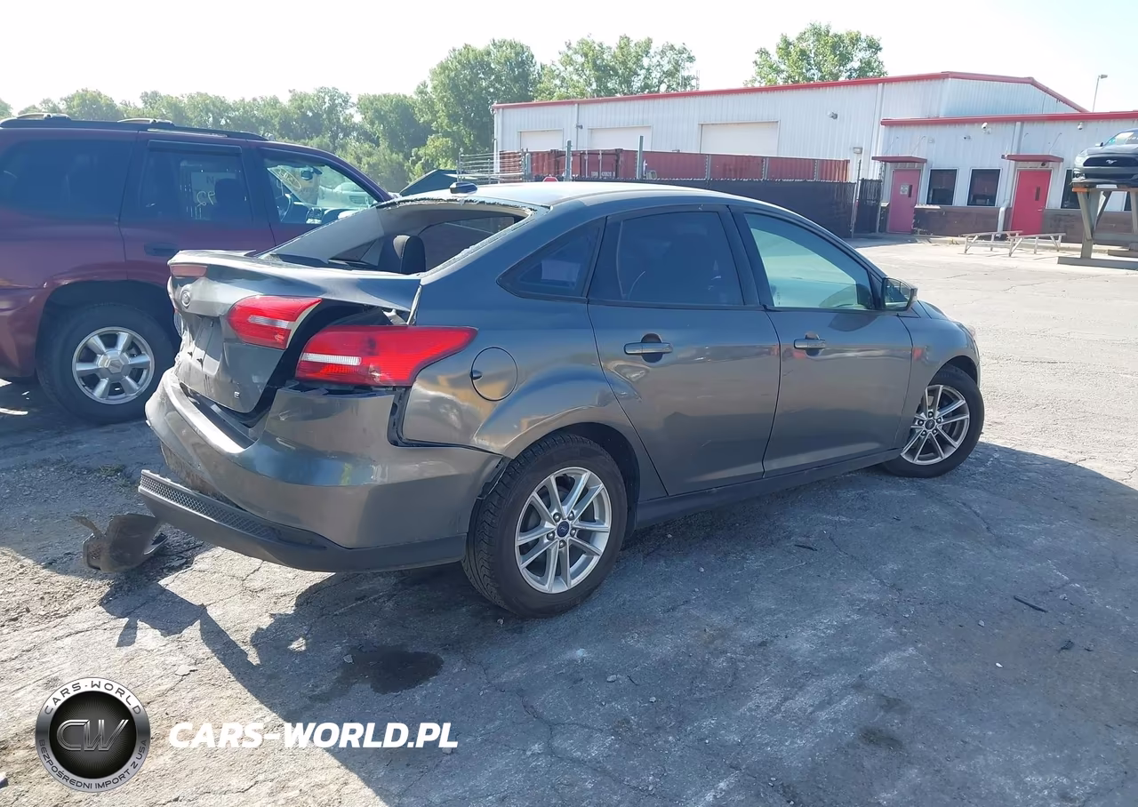2015 Ford Focus Se VIN:1FADP3F29FL379892 - 4