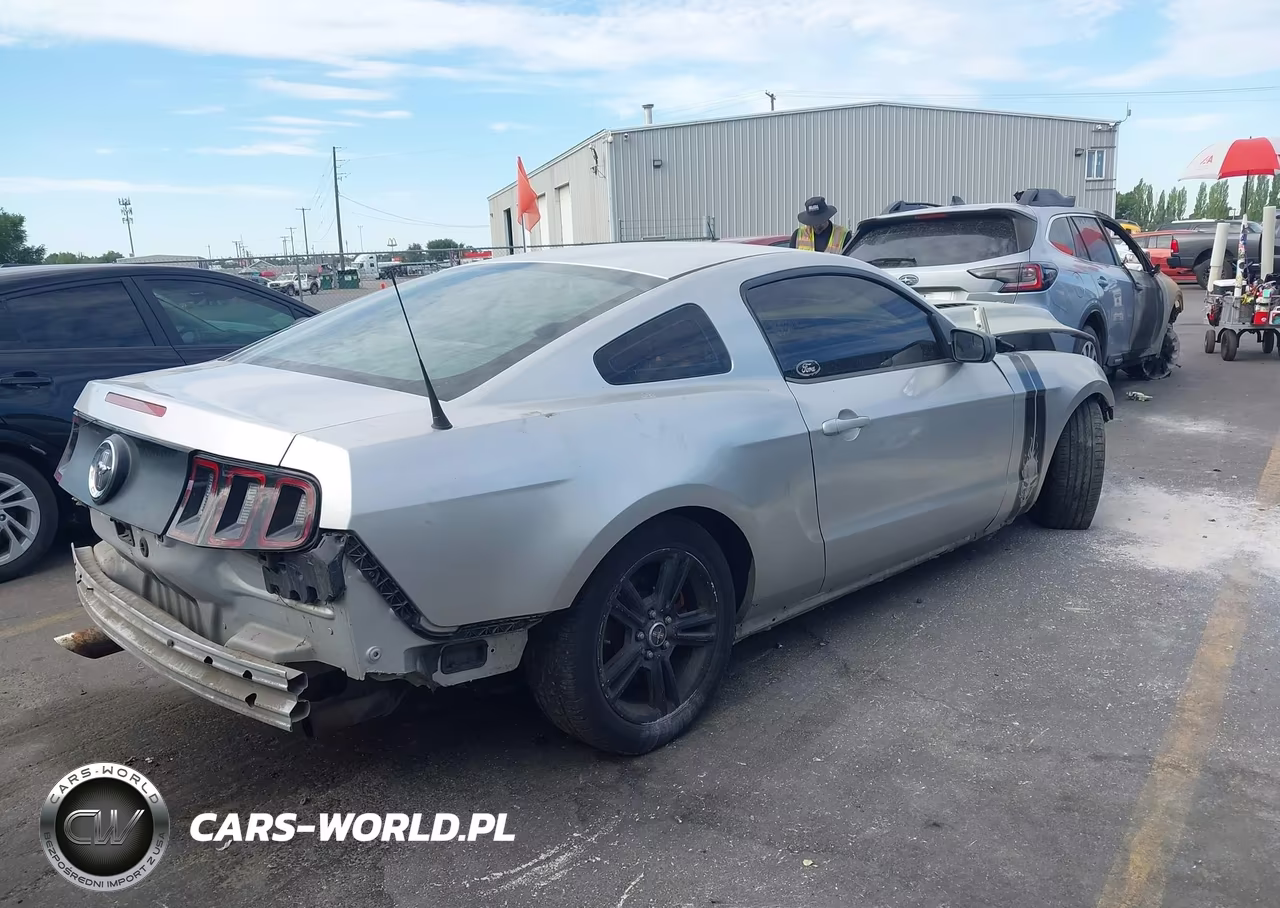 2014 Ford Mustang V6 VIN:1ZVBP8AMXE5239891 - 4