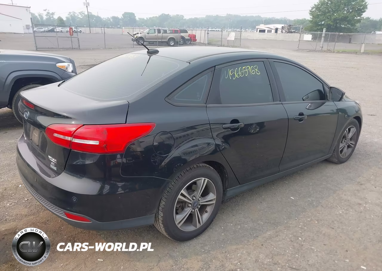2016 Ford Focus Se VIN:1FADP3FE2GL292802 - 4