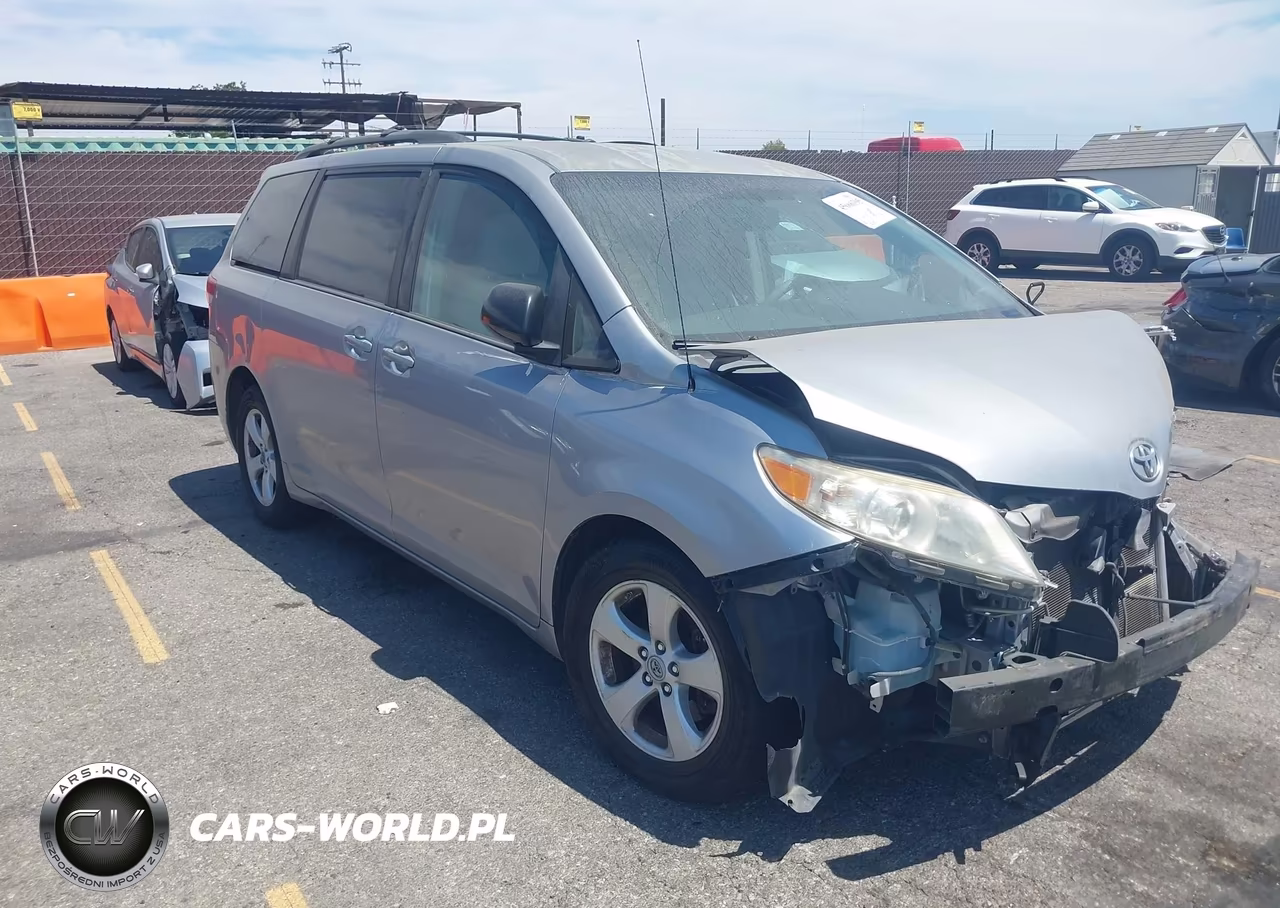 2012 Toyota Sienna Le V6 8 Passenger