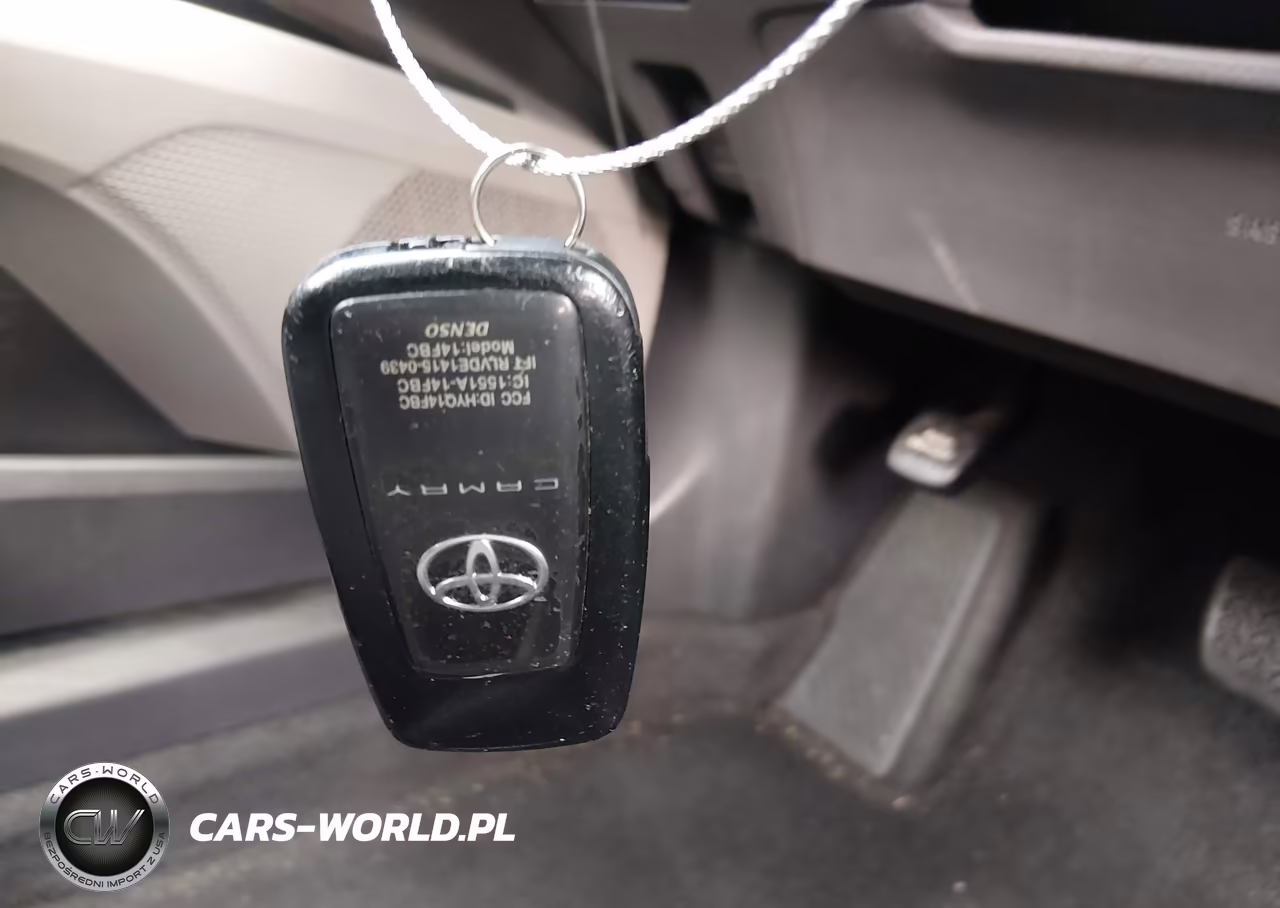 2018 Toyota Camry Le VIN:4T1B11HKXJU143335 - 11