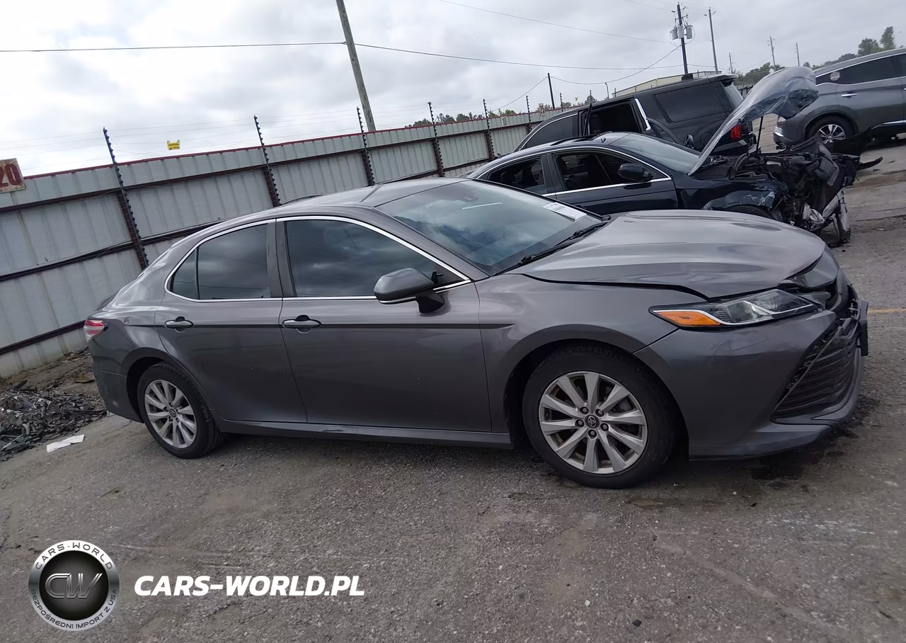 2018 Toyota Camry Le VIN:4T1B11HKXJU143335 - 13