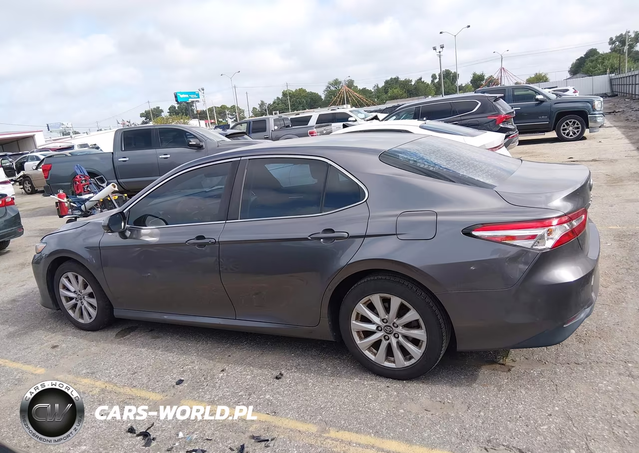 2018 Toyota Camry Le VIN:4T1B11HKXJU143335 - 14