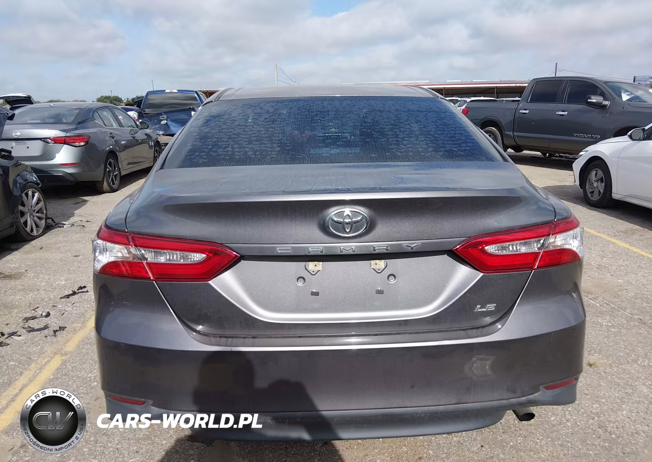 2018 Toyota Camry Le VIN:4T1B11HKXJU143335 - 16