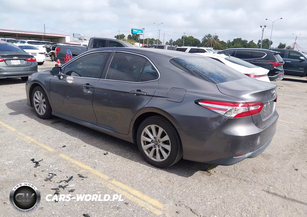 2018 Toyota Camry Le VIN:4T1B11HKXJU143335 - 3