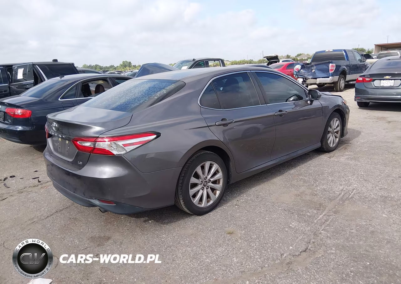 2018 Toyota Camry Le VIN:4T1B11HKXJU143335 - 4