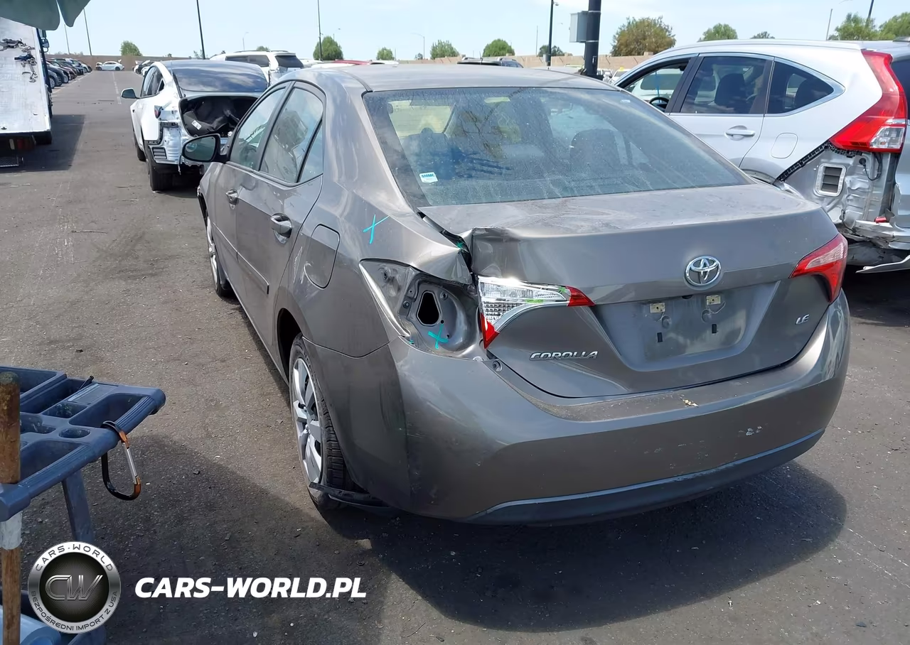 2018 Toyota Corolla Le VIN:5YFBURHEXJP746741 - 3