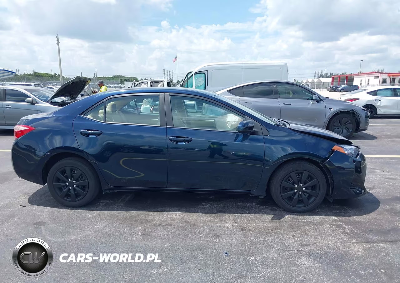 2018 Toyota Corolla Le VIN:5YFBURHE3JP771741 - 13