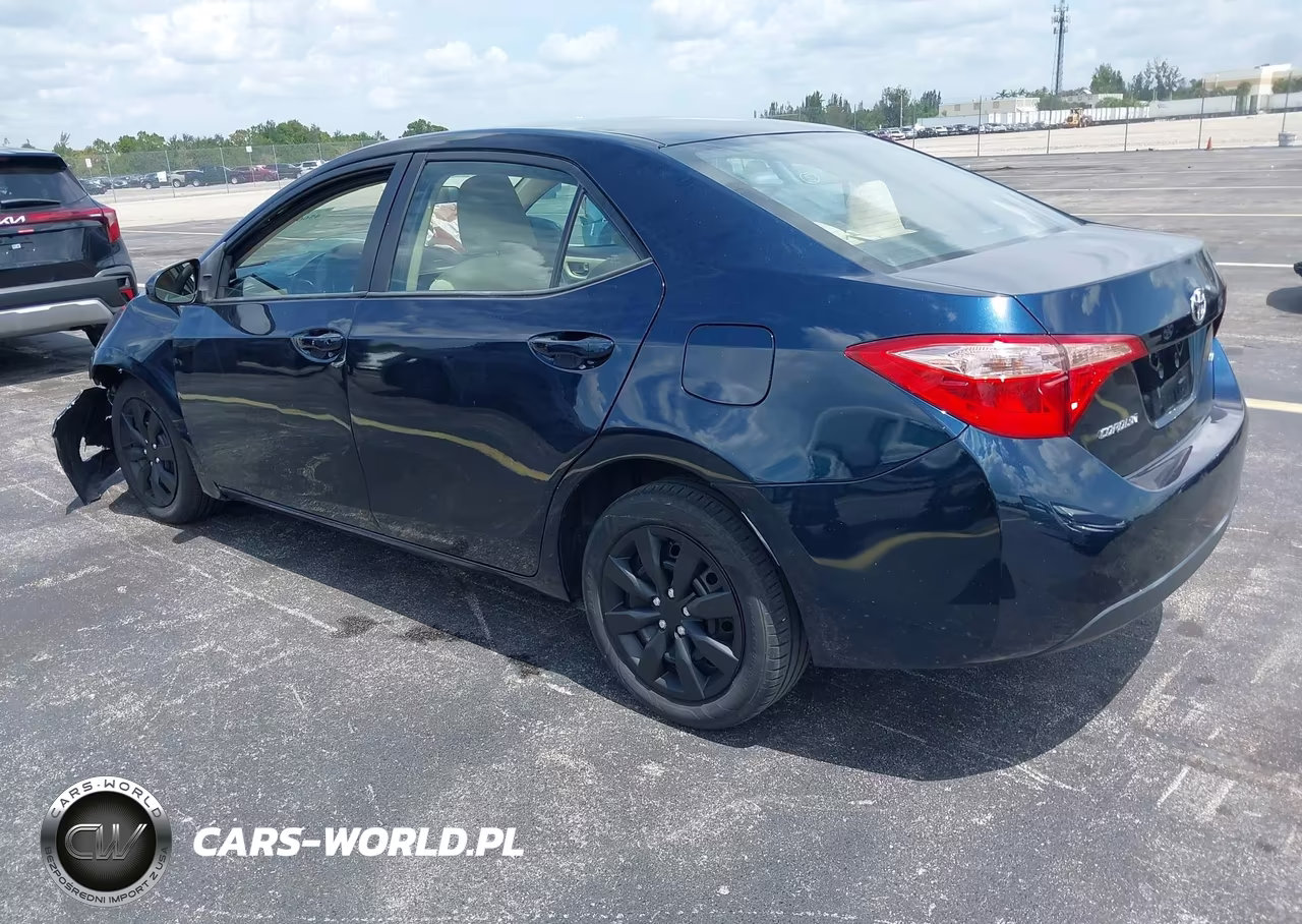 2018 Toyota Corolla Le VIN:5YFBURHE3JP771741 - 3