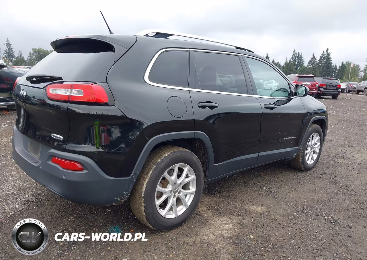 2018 Jeep Cherokee Latitude 4X4 VIN:1C4PJMCB8JD528444 - 4