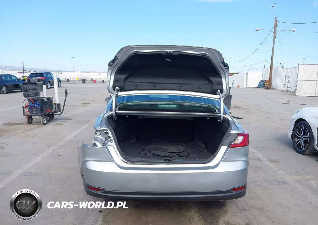 2025 Toyota Camry Le VIN:4T1DAACK6SU610882 - 17