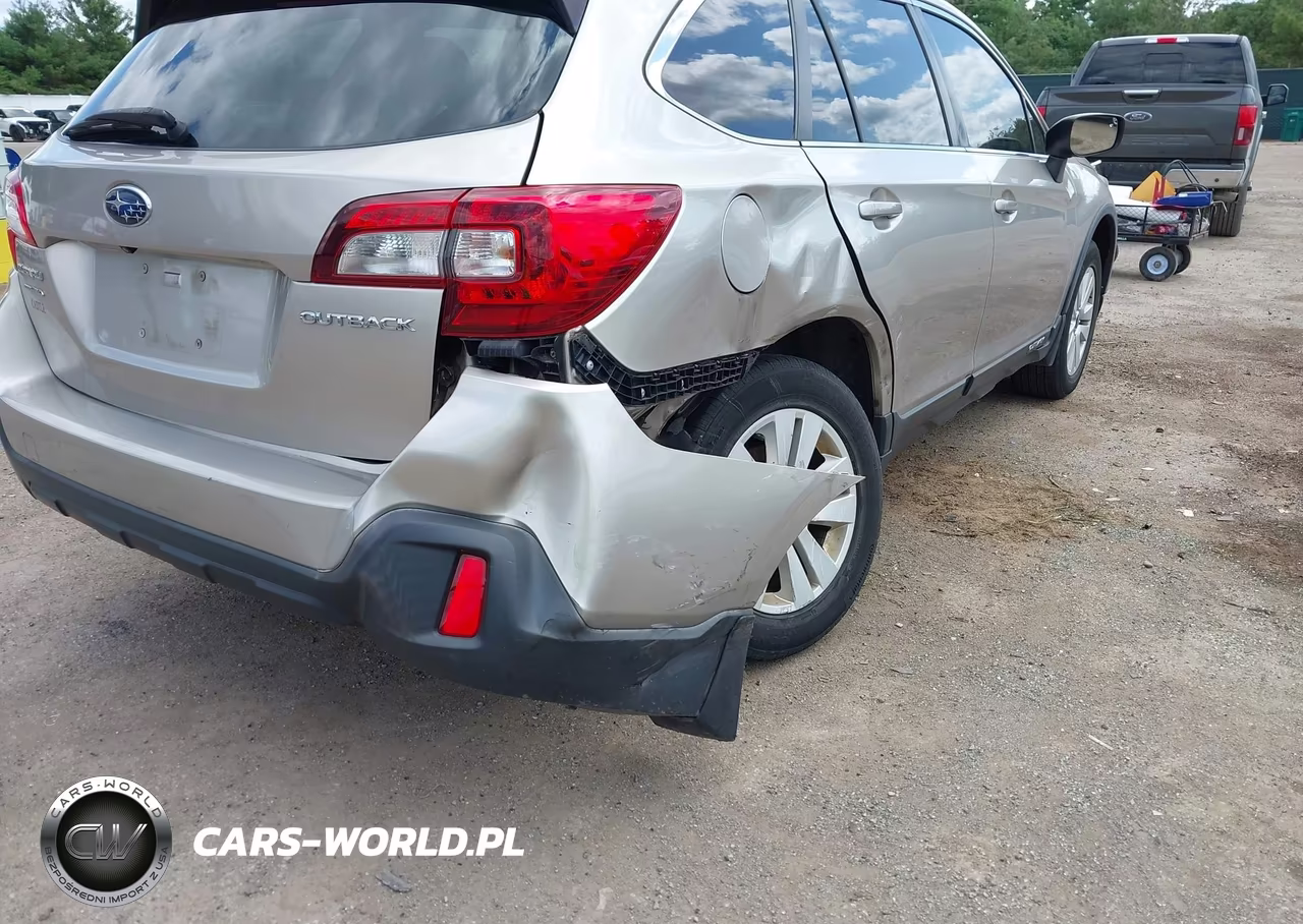 2018 Subaru Outback 2.5I Premium VIN:4S4BSACC6J3207308 - 17