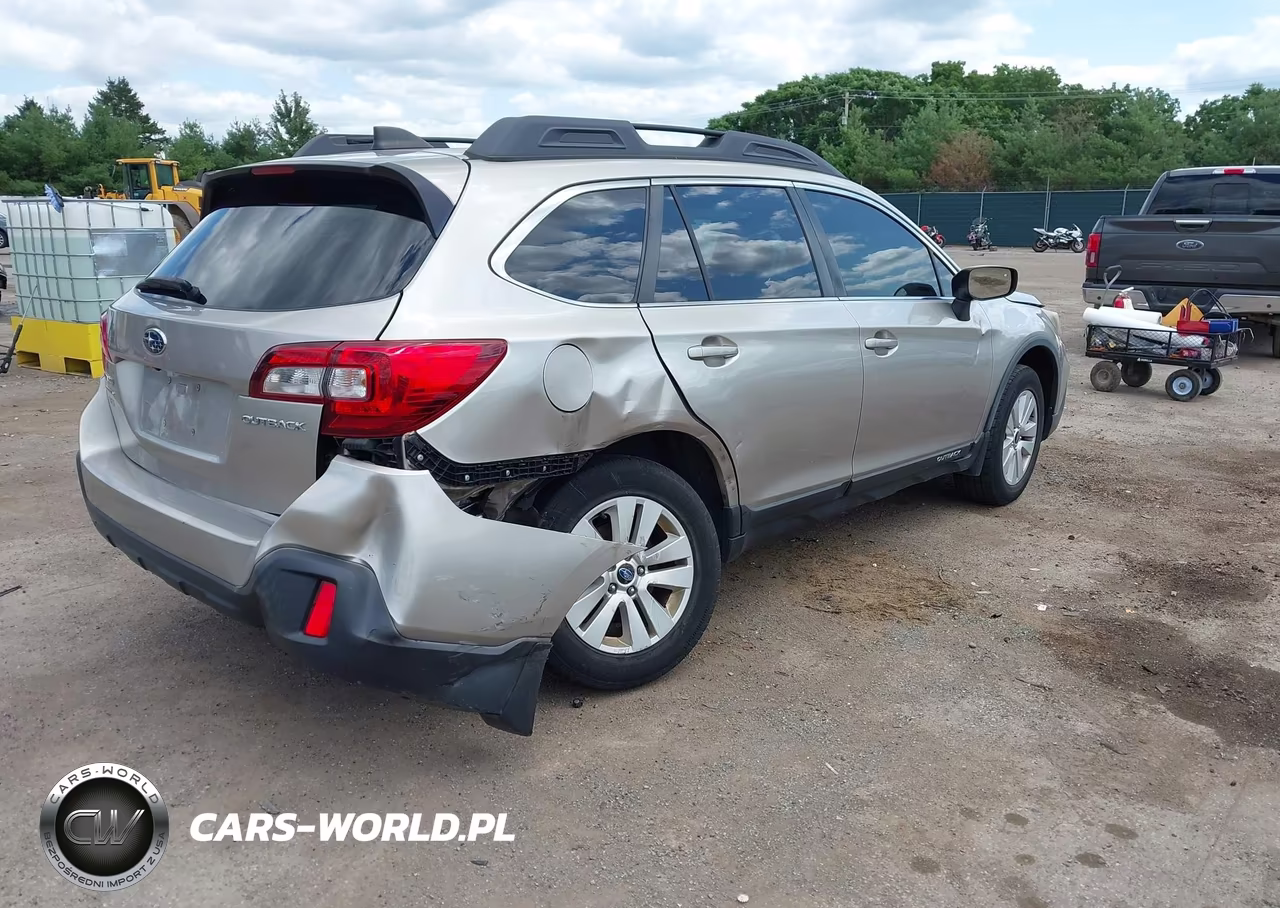 2018 Subaru Outback 2.5I Premium VIN:4S4BSACC6J3207308 - 4
