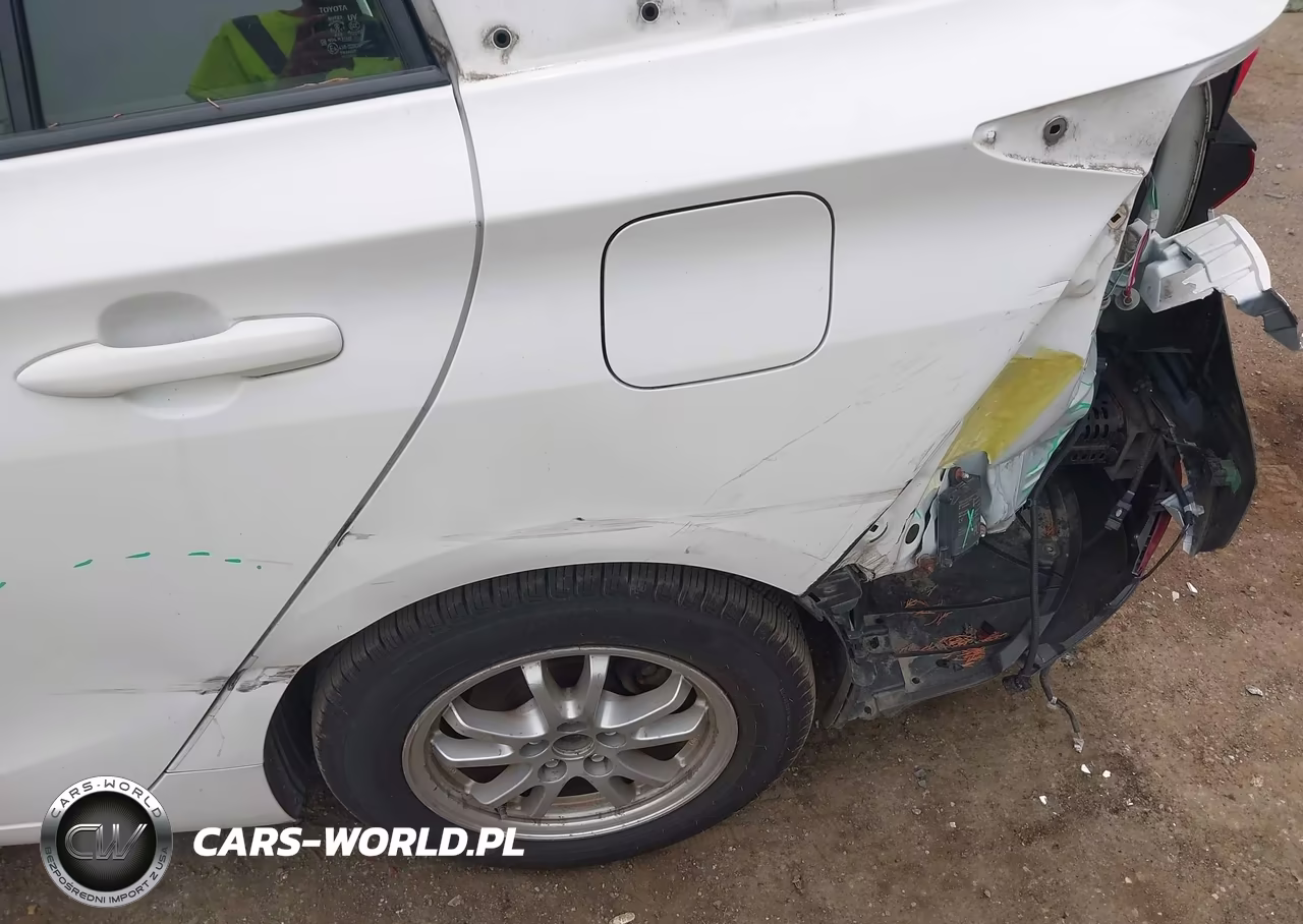 2021 Toyota Prius Le VIN:JTDKAMFU5M3145224 - 18