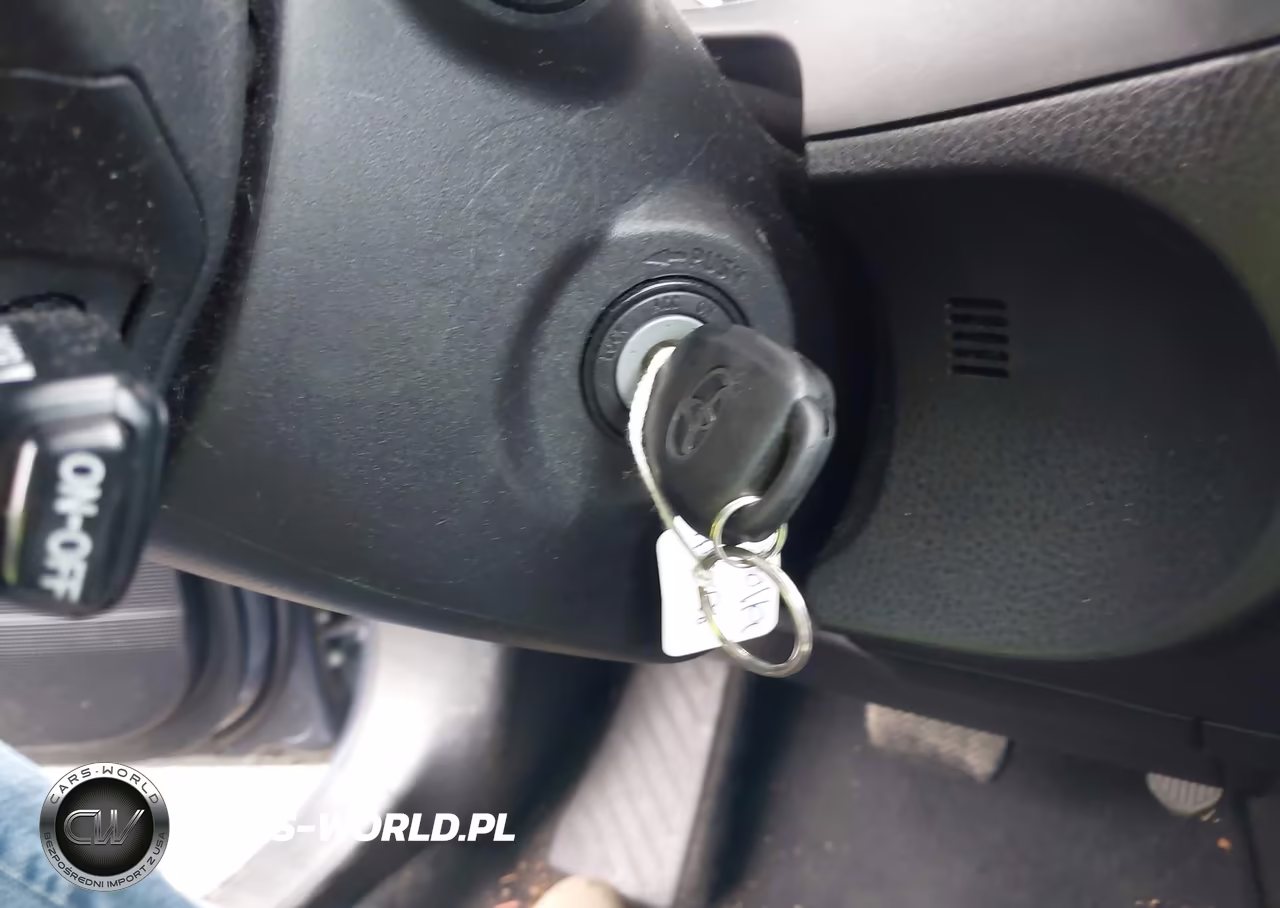 2018 Toyota Corolla Le VIN:5YFBURHE5JP832233 - 11