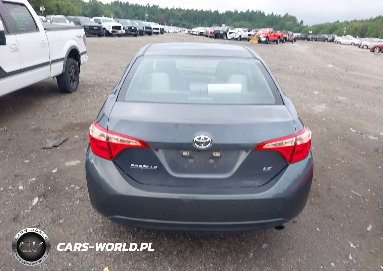 2018 Toyota Corolla Le VIN:5YFBURHE5JP832233 - 17