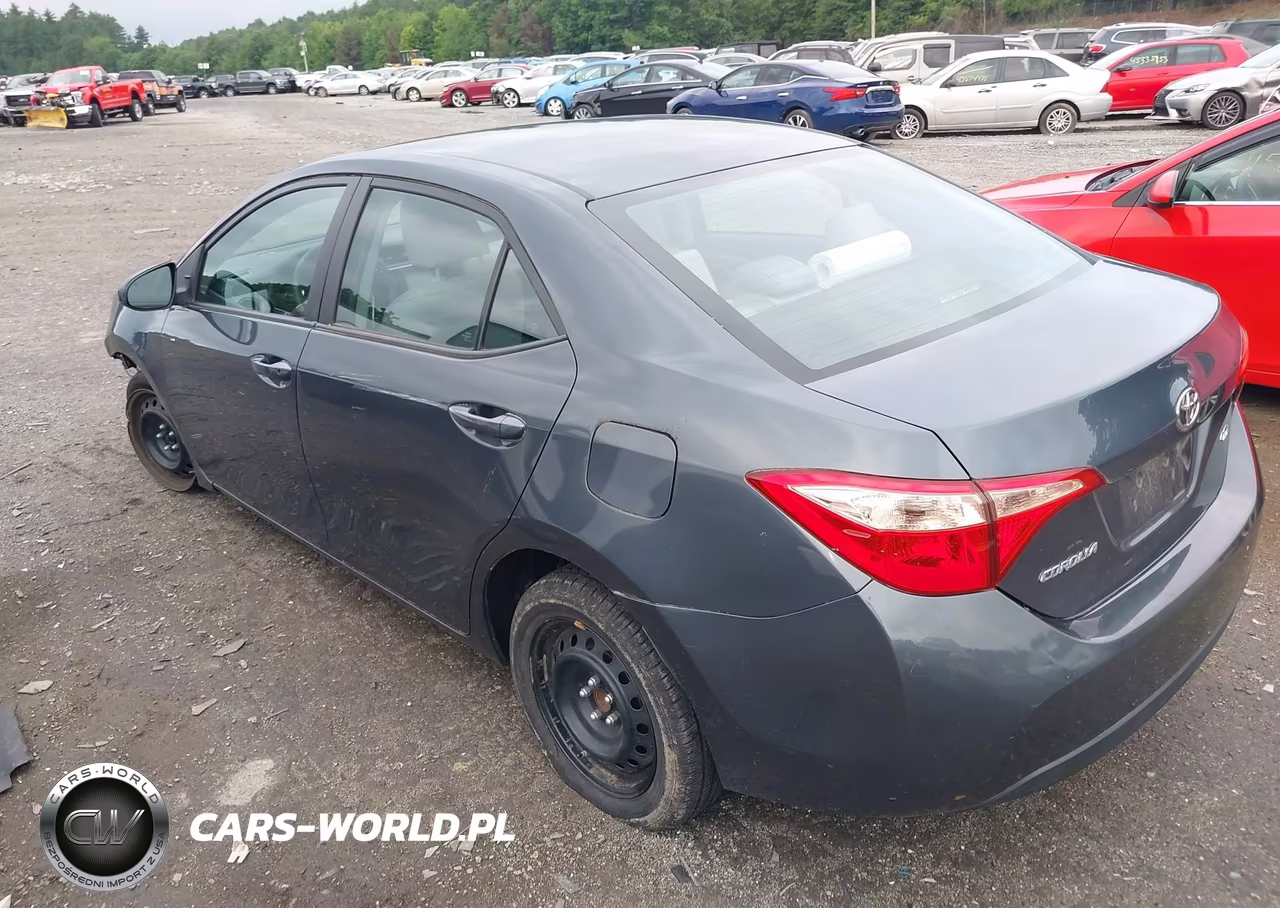 2018 Toyota Corolla Le VIN:5YFBURHE5JP832233 - 3