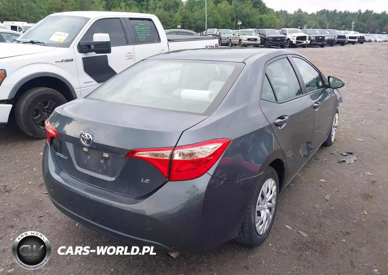 2018 Toyota Corolla Le VIN:5YFBURHE5JP832233 - 4