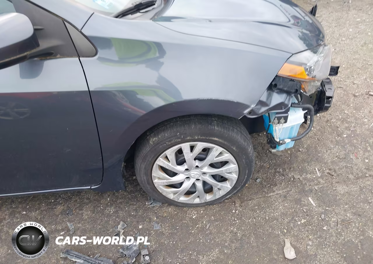 2018 Toyota Corolla Le VIN:5YFBURHE5JP832233 - 6