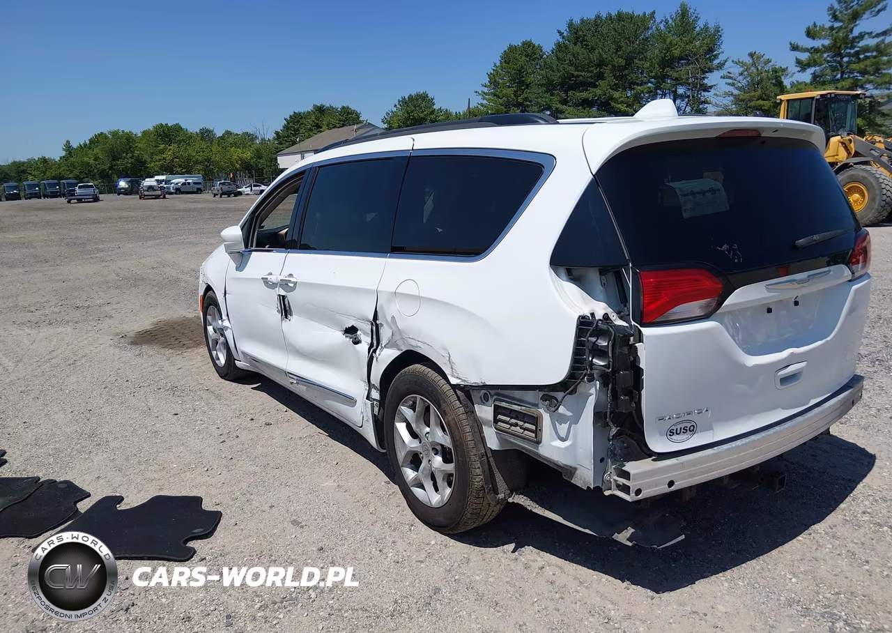 2017 Chrysler Pacifica Touring L VIN:2C4RC1BG2HR520958 - 3