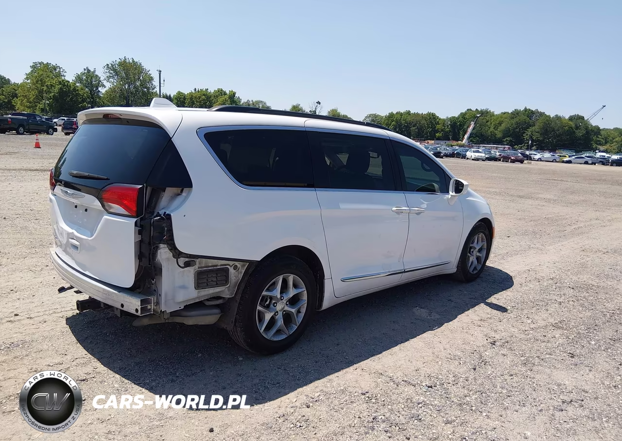 2017 Chrysler Pacifica Touring L VIN:2C4RC1BG2HR520958 - 4