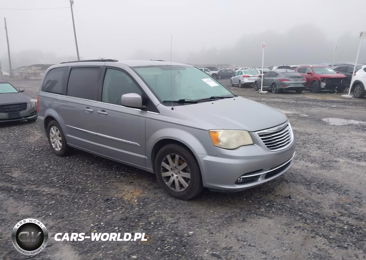 2013 Chrysler Town & Country Touring – zdjęcie 1 z 11