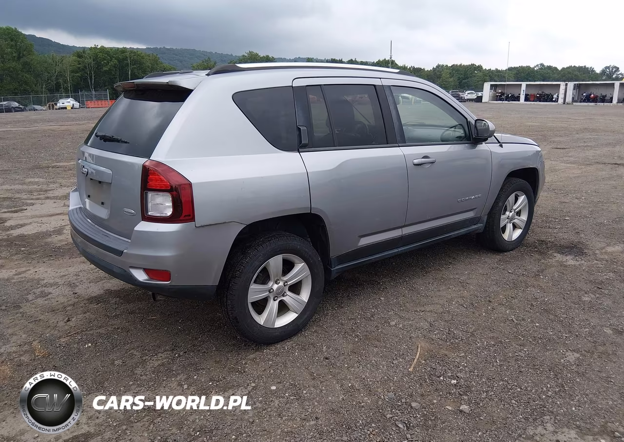2015 Jeep Compass Latitude VIN:1C4NJDEB3FD177356 - 4