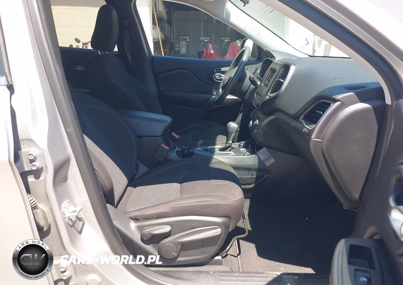 2019 Jeep Cherokee Latitude 4X4 VIN:1C4PJMCB0KD429912 - 5