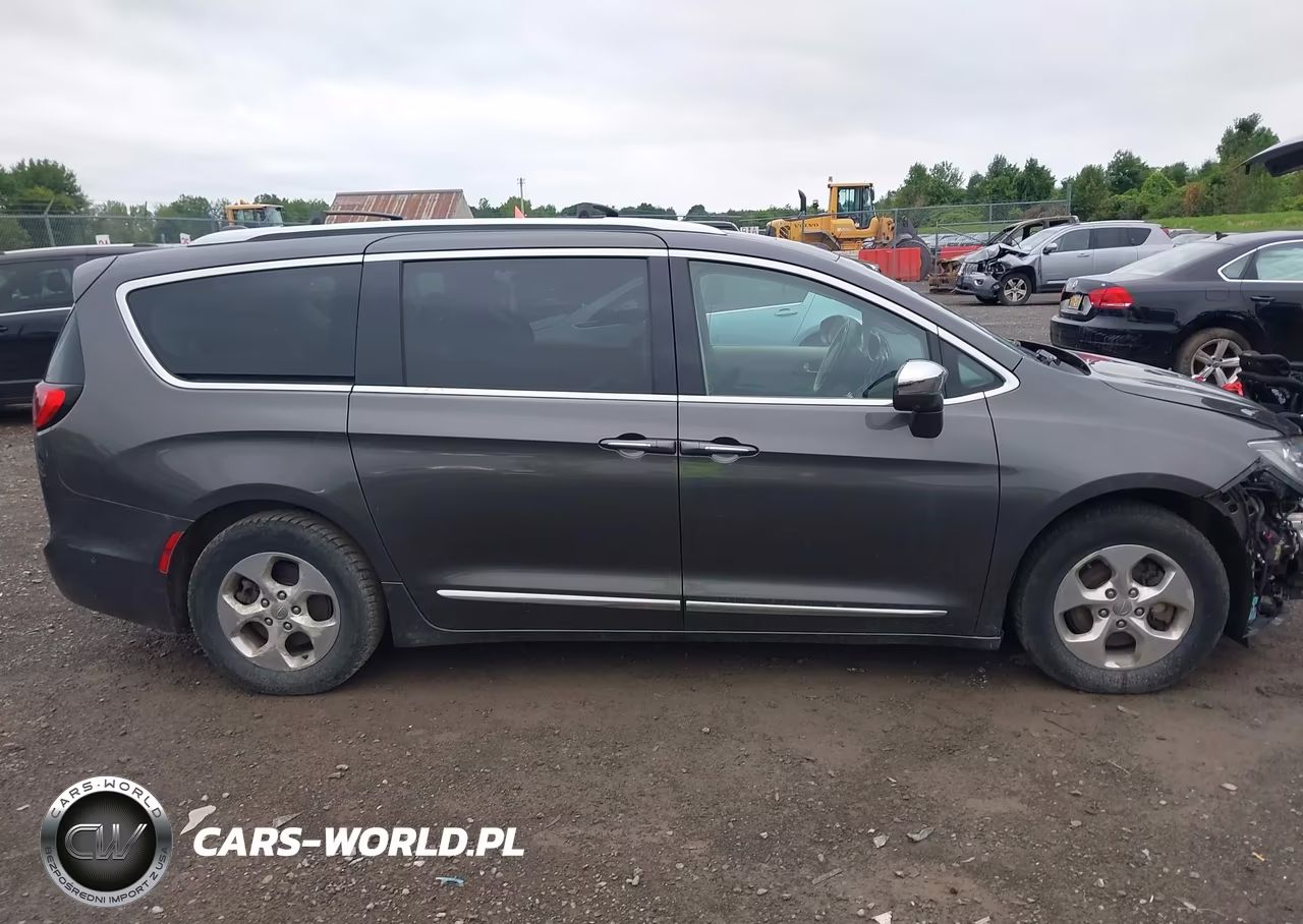 2018 Chrysler Pacifica Hybrid Limited VIN:2C4RC1N77JR339663 - 14
