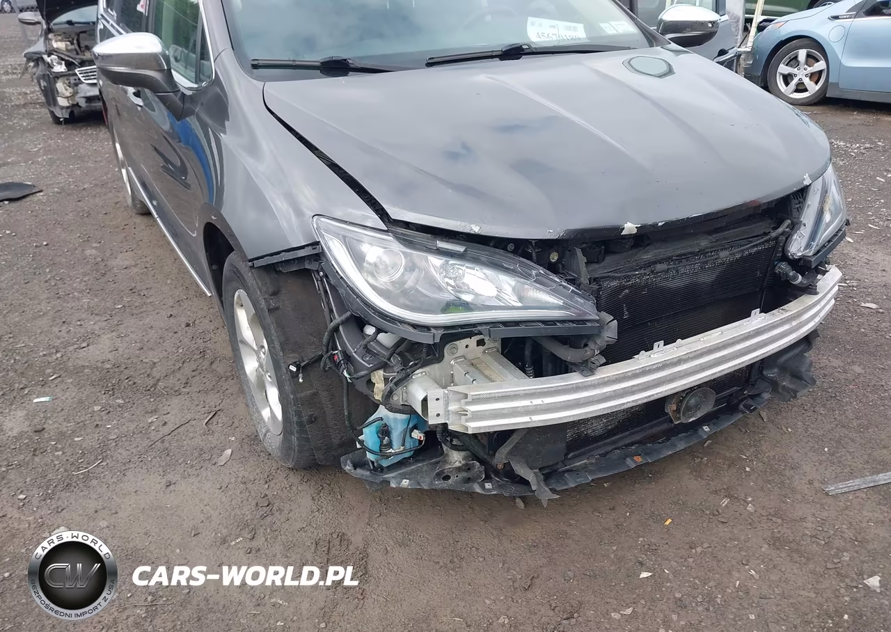 2018 Chrysler Pacifica Hybrid Limited VIN:2C4RC1N77JR339663 - 6