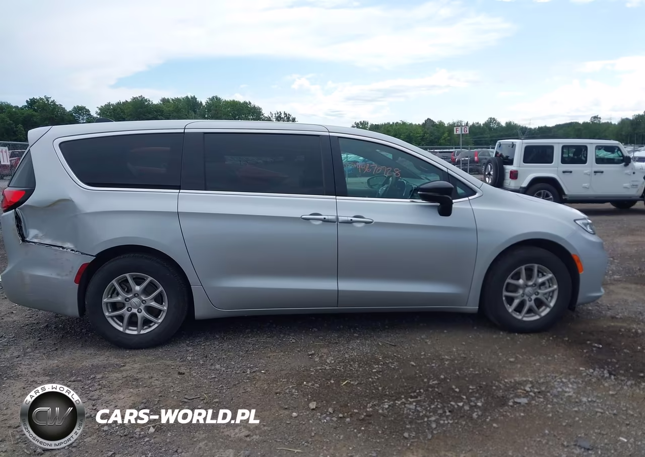 2026 Chrysler Pacifica Select VIN:2C4RC1BG4TR240144 - 13