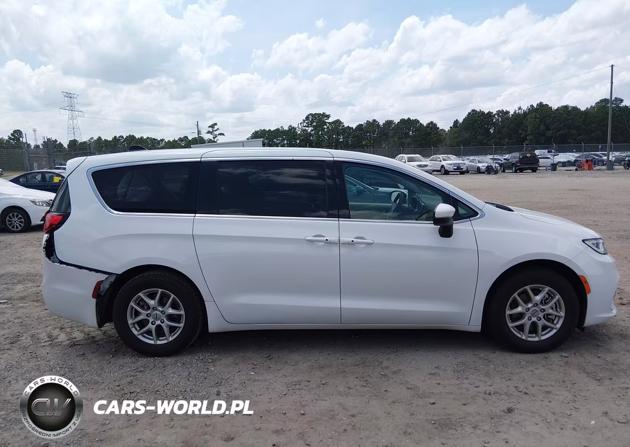 2023 Chrysler Pacifica Touring L VIN:2C4RC1BG9PR587216 - 13