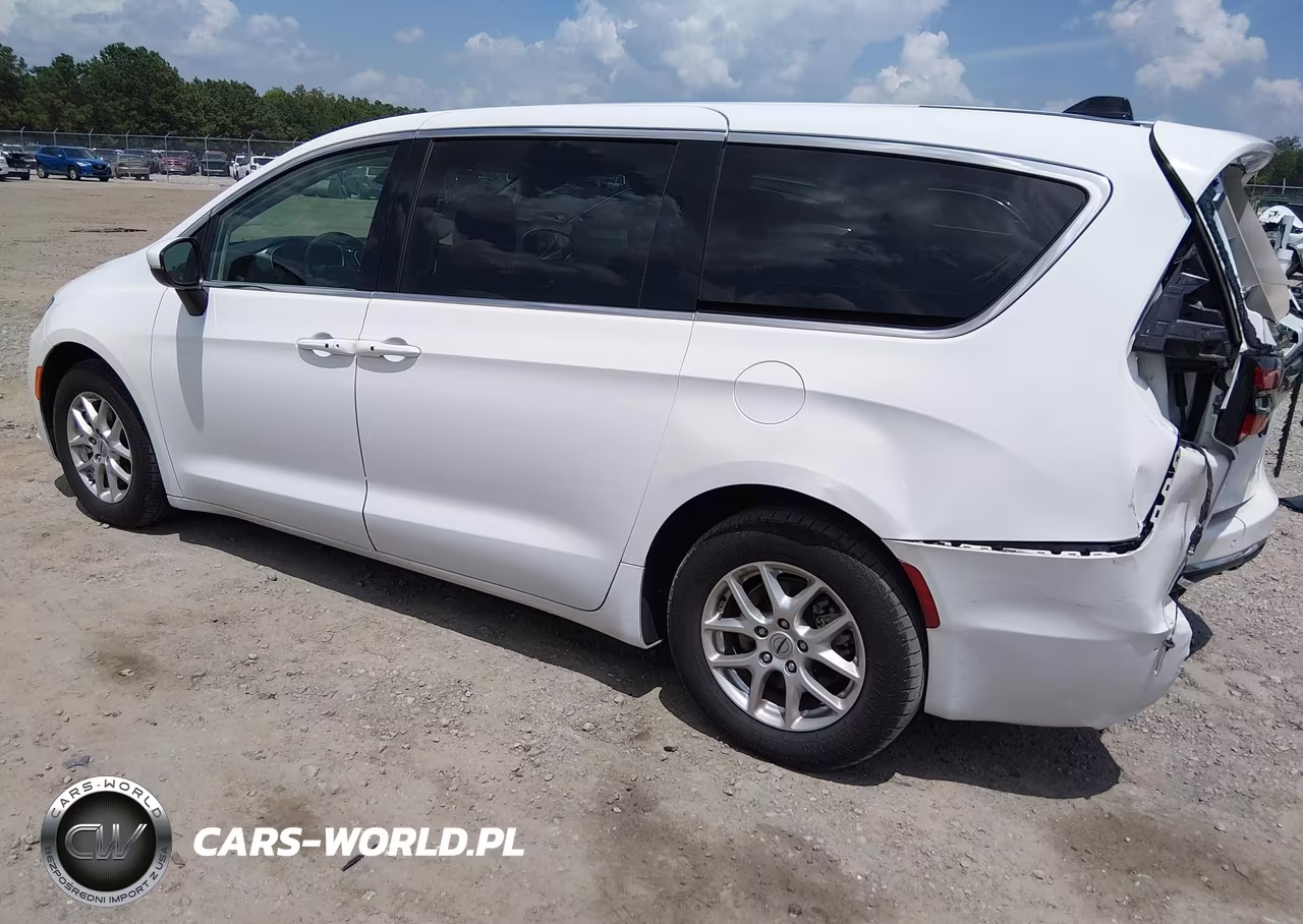 2023 Chrysler Pacifica Touring L VIN:2C4RC1BG9PR587216 - 3