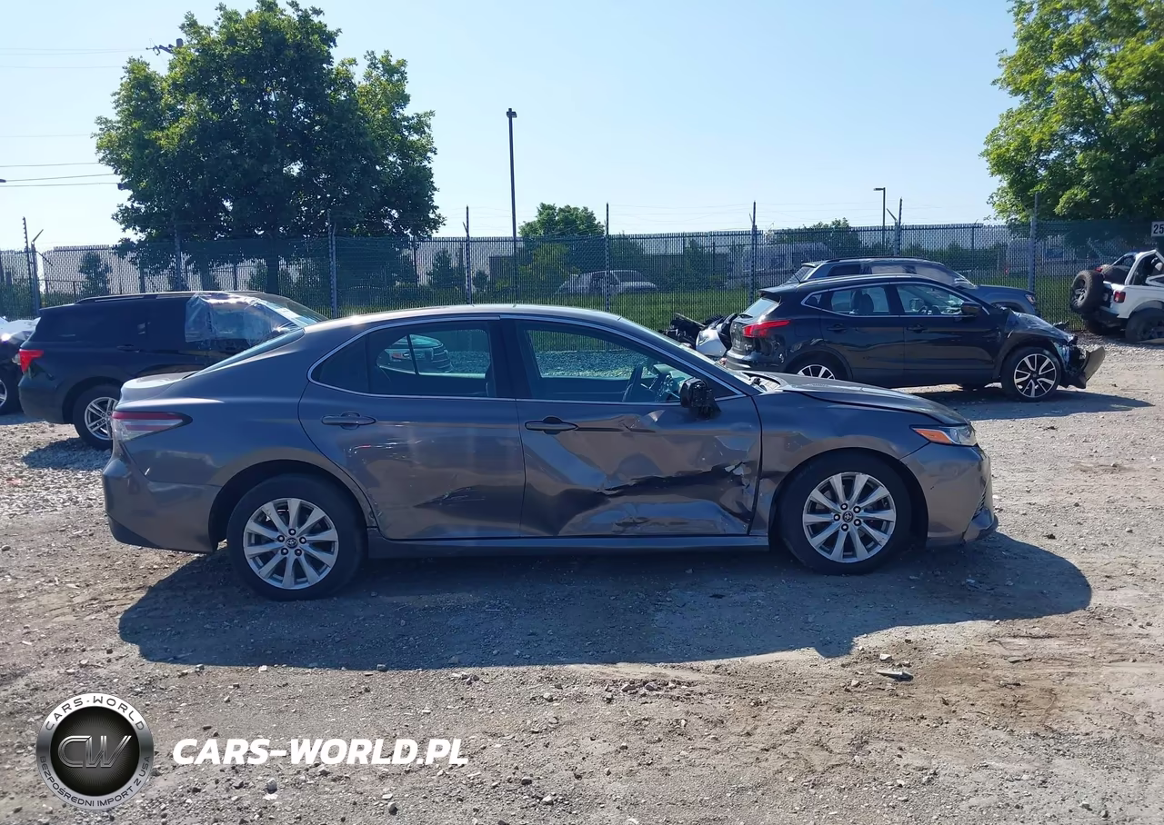 2018 Toyota Camry Le VIN:4T1B11HK1JU151047 - 12