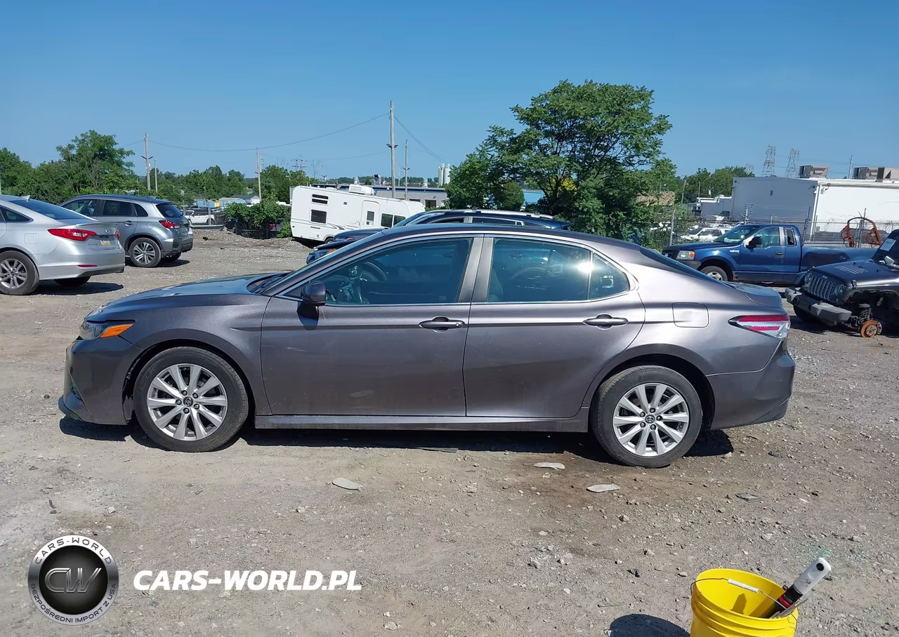 2018 Toyota Camry Le VIN:4T1B11HK1JU151047 - 13