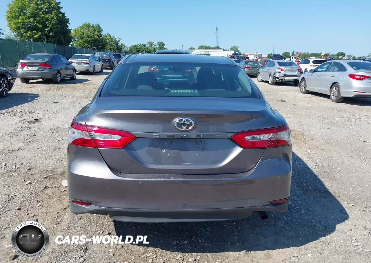 2018 Toyota Camry Le VIN:4T1B11HK1JU151047 - 15