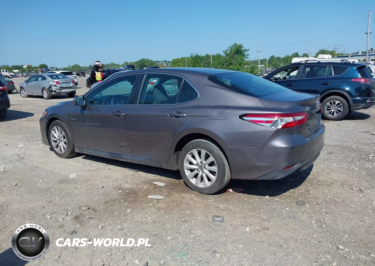 2018 Toyota Camry Le VIN:4T1B11HK1JU151047 - 3